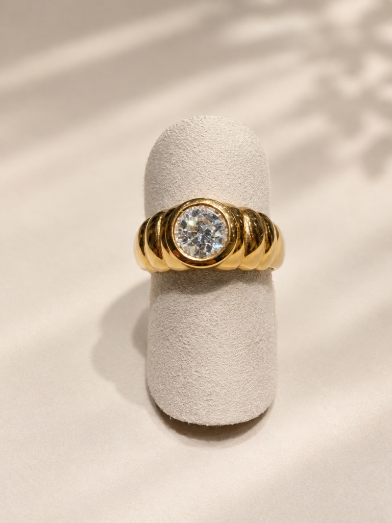 Bague jonc en or jaune godronné avec un diamant serti clos