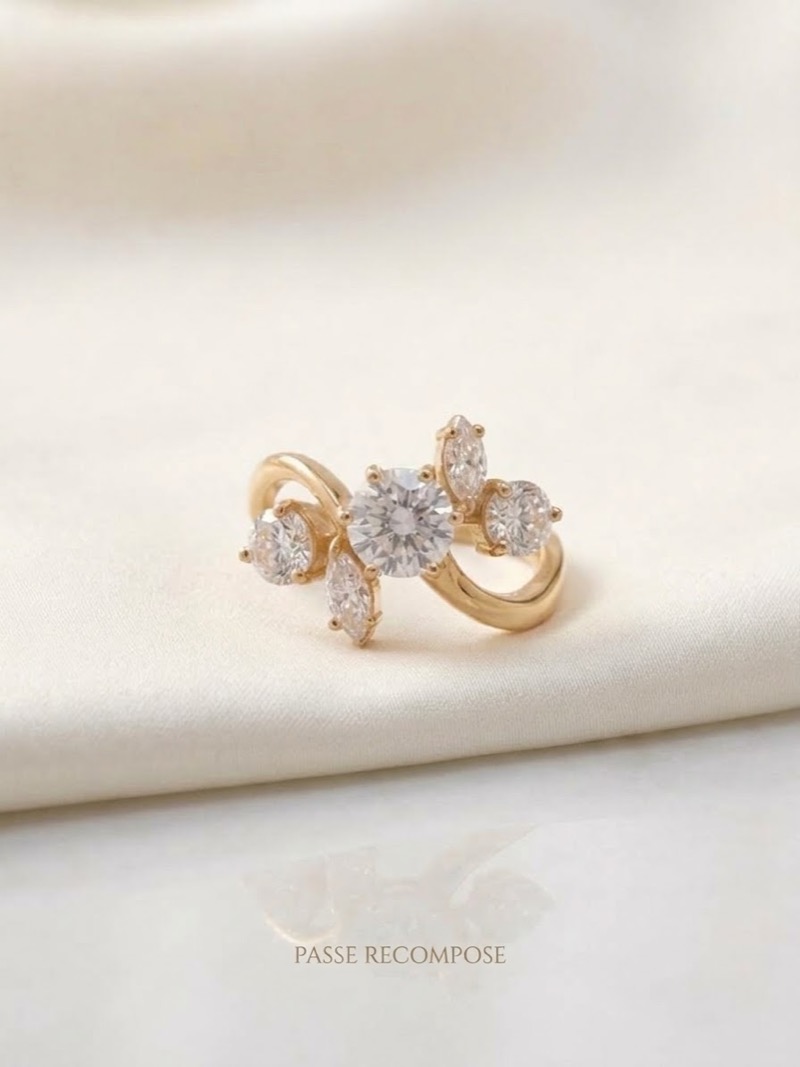 Bague contrariée en or jaune sertie de diamants ronds et de diamants marquises