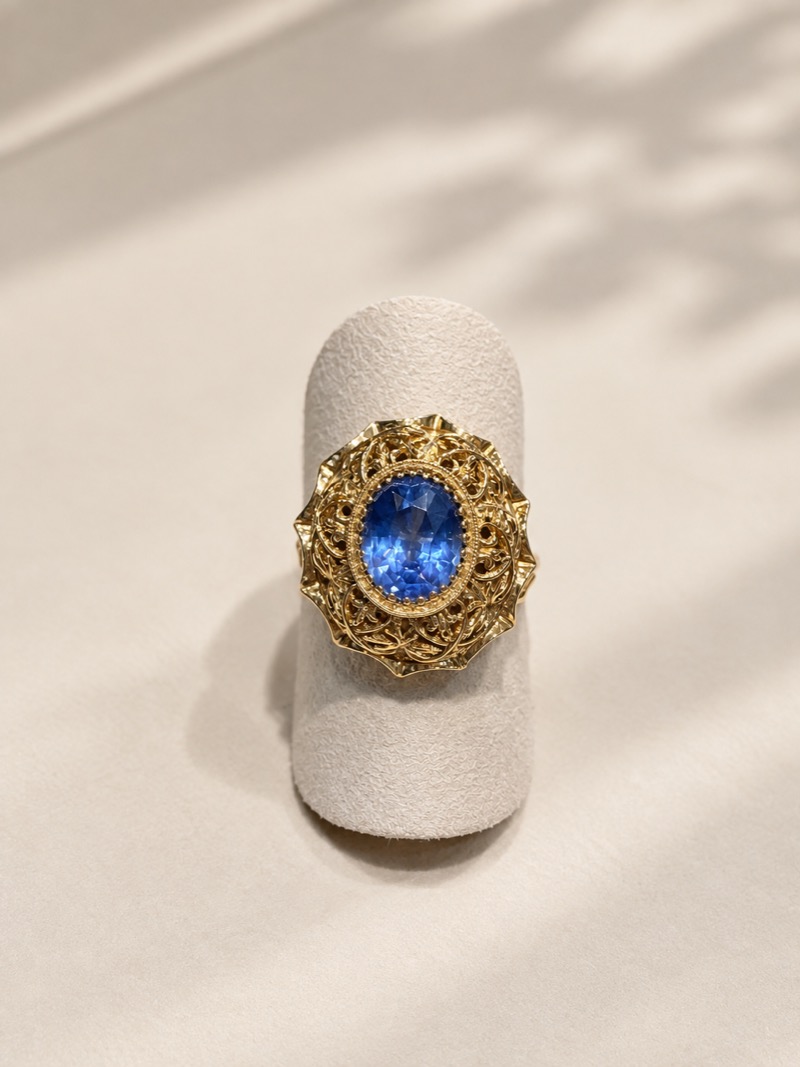 Bague en or jaune filigrané sertie d'un saphir bleu ovale
